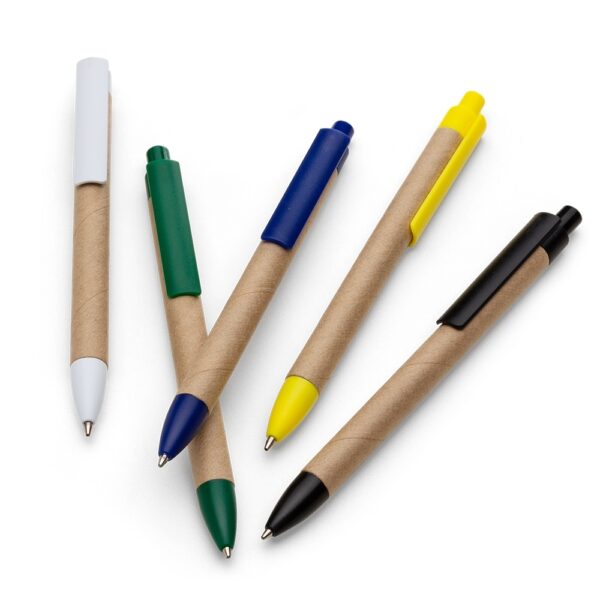 Caneta ecológica fabricada em papelão reciclado com detalhes em plástico biodegradável, design sustentável e moderno, ideal para brindes corporativos, ações promocionais e campanhas ecológicas. Produto leve, funcional e amigo do meio ambiente.
