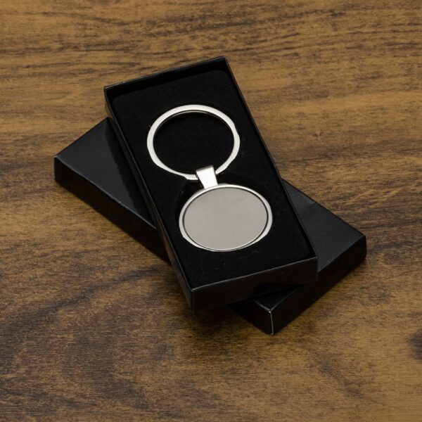 Chaveiro de metal redondo com chapa central para personalização em brindes corporativos