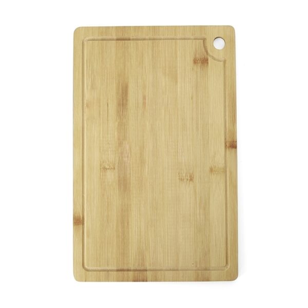 "Tábua de corte com canaleta 20x30 cm, compacta e prática para o dia a dia. Feita em madeira durável, retém líquidos no sulco lateral, evitando sujeira na bancada. Ideal para cortar carnes, legumes e frutas com higiene e segurança, perfeita para cozinhas pequenas e uso doméstico.