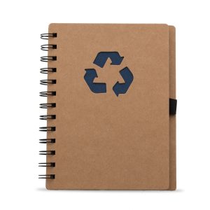 Bloco de anotações ecológico com capa kraft e símbolo reciclado, acompanha folhas coloridas intercambiáveis nas cores vermelha, amarela, laranja, azul, verde e preta, permitindo personalizar o fundo do logo reciclado. Contém cerca de 70 folhas pautadas brancas com símbolo reciclado no rodapé, elástico lateral para suporte de caneta. Produto sustentável ideal para empresas e brindes ecológicos.