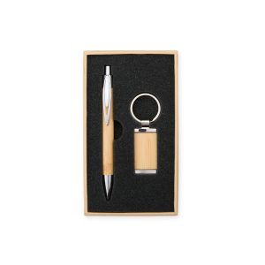 Kit ecológico personalizado com caneta e chaveiro em bambu, ideal para brindes corporativos sustentáveis. A caneta possui acabamento natural e elegante, enquanto o chaveiro combina o visual moderno com materiais renováveis. Produto ideal para empresas que desejam transmitir responsabilidade ambiental e sofisticação em ações promocionais, eventos e campanhas institucionais.